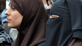 وجه المرأة ليس بعورة.. وهذا الدليل!