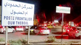 غلق أهم مركز حدودي بين الجزائر وتونس بسبب النيران