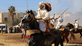 لباس الفارس الجزائري.. أناقة السروال العربي وشموخ الشاش وألوان المظل