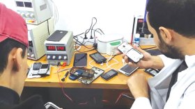 تصليح الهواتف الذكية.. شباب يطوعون التكنولوجيا لمواجهة البطالة