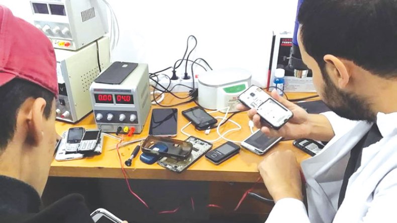 تصليح الهواتف الذكية.. شباب يطوعون التكنولوجيا لمواجهة البطالة