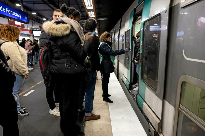 Mort d’une femme poussée sur les rails du RER: Le suspect conduit à l’infirmerie psychiatrique