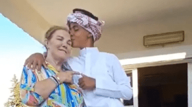 كريستيانو جونيور بالزي السعودي يقبل رأس جدته.. صورة تثير الجدل