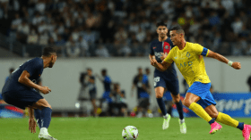 رونالدو يحقق أمنية طفل ياباني قبل ودية النصر وباريس سان جيرمان ( فيديو)