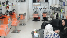 خبراء يحذرون من صالونات الحلاقة التي تعدت على مهنة الطب!