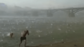 حجارة من السماء تضرب شاطئا للعراة بالسويد.. فيديو يجتاح الشبكات هذه قصته!