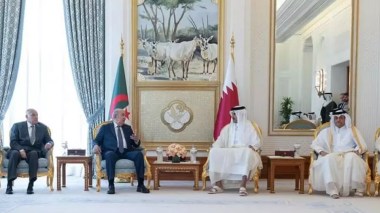 Le président Tebboune accueilli à Doha par l’Émir du Qatar