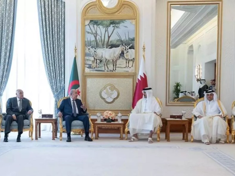 Le président Tebboune accueilli à Doha par l’Émir du Qatar
