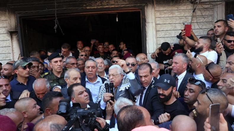 عباس في مخيّم جنين: أشكر الجزائر بلد المليون شهيد على دعمها لسكان المخيّم (فيديو)