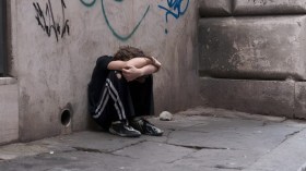 طردُ الآباء أولادَهم من المنزل.. أهلا بكم في عالم الجنوح والجريمة