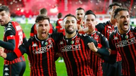 المسرحون يرفضون المغادرة.. والإدارة تدعوهم إلى التفاوض