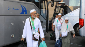 وصول أول فوج من الحجاج الجزائريين إلى أرض الوطن (فيديو)