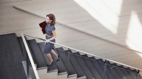 دراسة تكشف سبب سقوط النساء من السلالم أكثر من الرجال