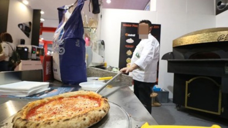 طلاب يشتغلون في المطاعم والمحلات