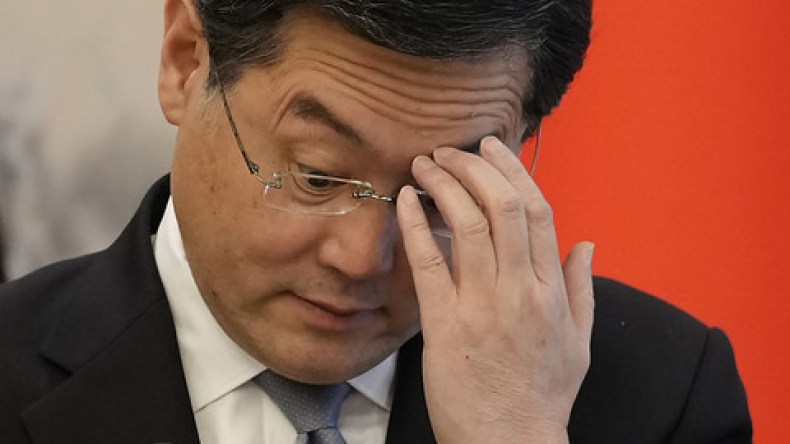 اختفى  منذ شهر.. إقالة وزير الخارجية الصيني تشين غانغ