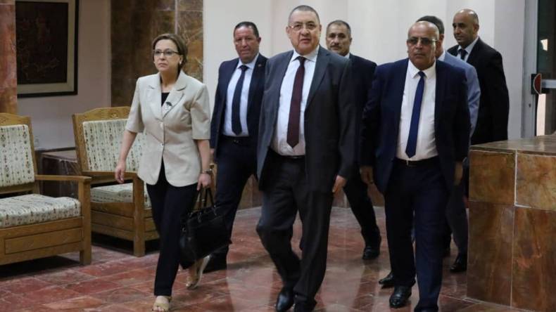 مراد وكريكو بتيزي وزو لتقديم واجب العزاء في ضحايا الحرائق