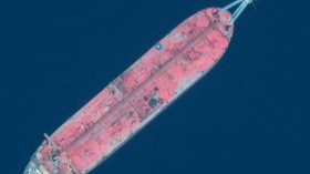 أكبر قنبلة موقوتة في العالم.. بداية تفريغ ناقلة النفط اليمنية صافر