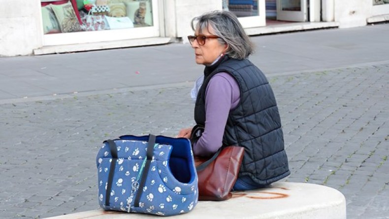سيدة الحقيبة.. لمَ تخشى النساء التشرد في الشوارع؟