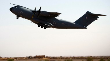 L’Algérie interdit le survol de son territoire aux avions militaires français, le Maroc l’autorise
