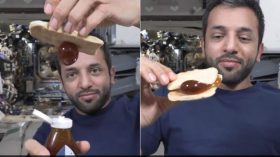 Un astronaute émirati montre comment manger du miel à la Station spatiale internationale – vidéo