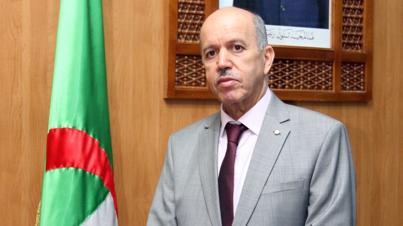 سايحي يطمئن هاتفيا على صحة جزائرية بتونس