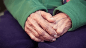 آلام في بطن ثمانينية تكشف مفاجأة عمرها 40 عاما