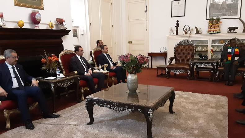 عرقاب يستقبل من طرف رئيس زيمبابوي