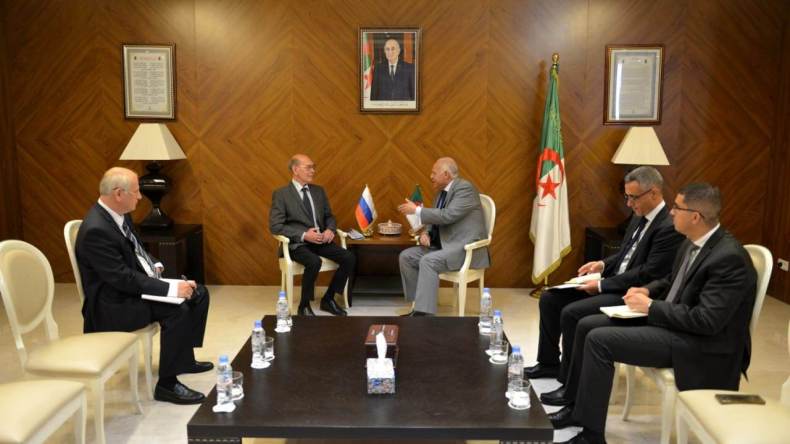 وزير الخارجية يستقبل سفراء دول بريكس في الجزائر (صور)