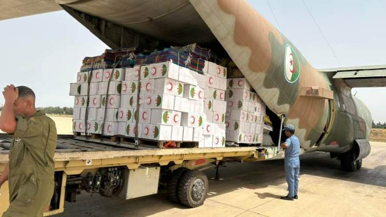 الهلال الأحمر يقدم مساعدات للمتضررين من الفيضانات في إن قزام