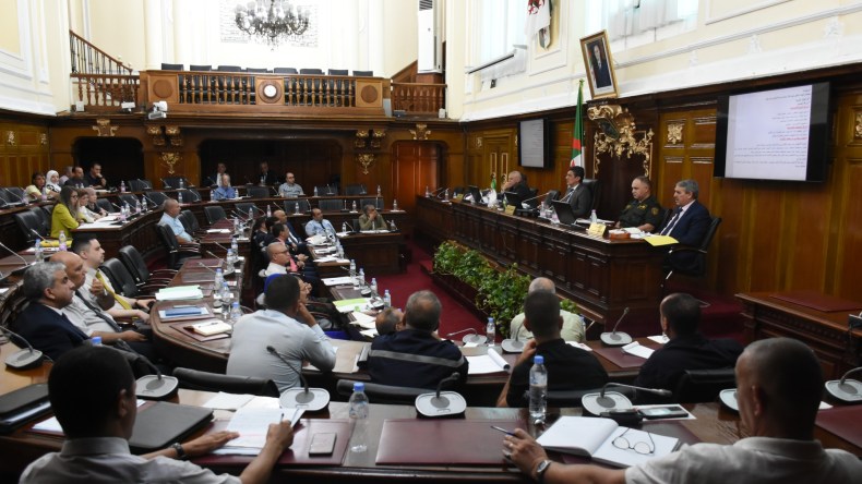 والي العاصمة يسدي تعليمات بالتكفل بالأشخاص دون مأوى