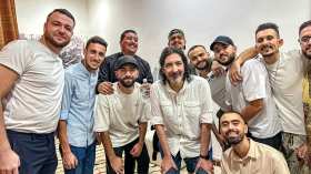 فيديو طريف: فنانون شباب يكرّمون طارق العربي طرقان “على الطريقة الجزائرية”