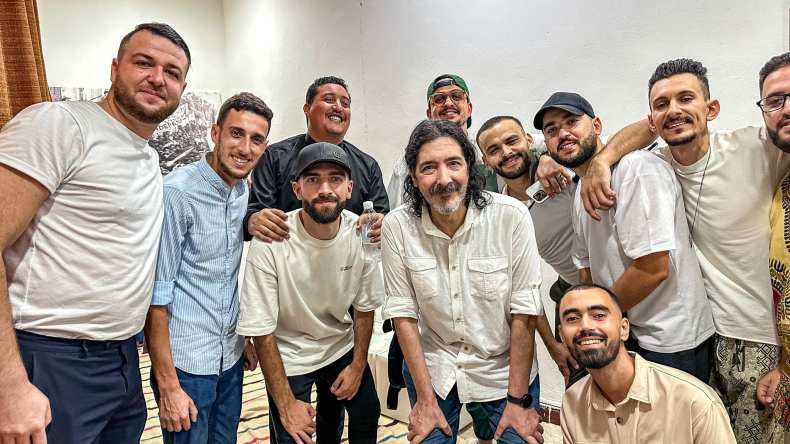 فيديو طريف: فنانون شباب يكرّمون طارق العربي طرقان “على الطريقة الجزائرية”