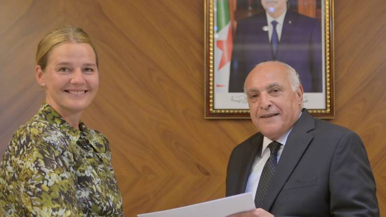 عطاف يستلم أوراق اعتماد سفراء جدد بالجزائر (صور)