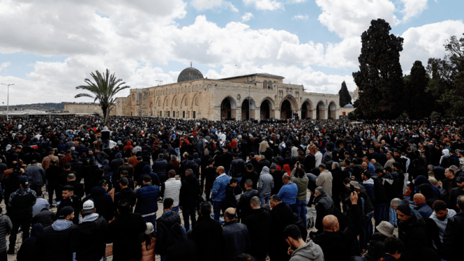 40 ألف مصلّ يقيمون صلاة الجمعة في المسجد الأقصى