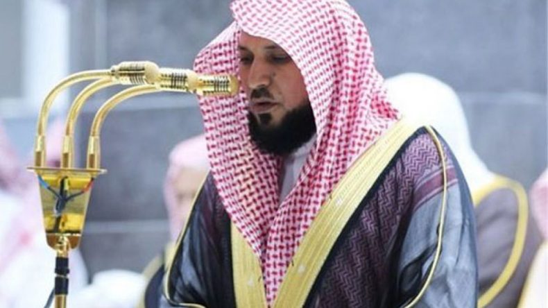 إمام المسجد الحرام يتعرض لوعكة صحية بداية صلاة الجمعة (فيديو)