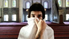  بسبب صور جريئة في مسجد.. اعتقال عارضة أزياء تركية