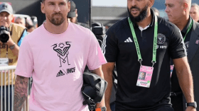 Lionel Messi protégé par son garde du corps même en plein match