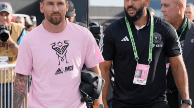 Lionel Messi protégé par son garde du corps même en plein match