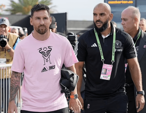 Lionel Messi protégé par son garde du corps même en plein match