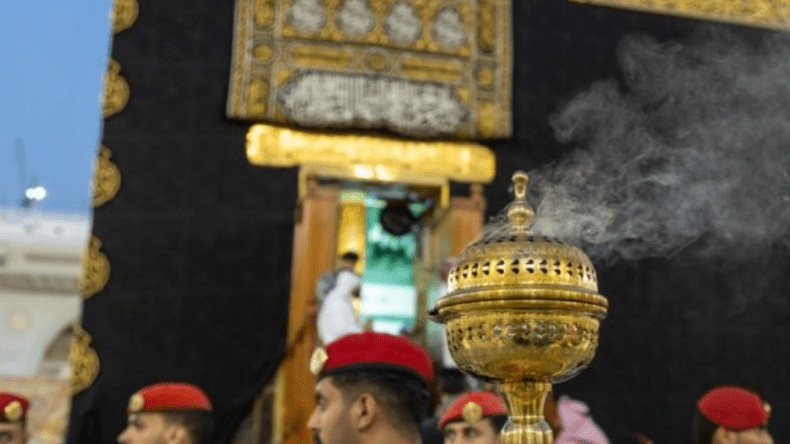 لحظة فتح باب الكعبة المشرفة لغسلها من الداخل (فيديو)