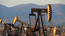 تراجع الإمدادات الأمريكية وانقلاب الغابون ترفع أسعار النفط