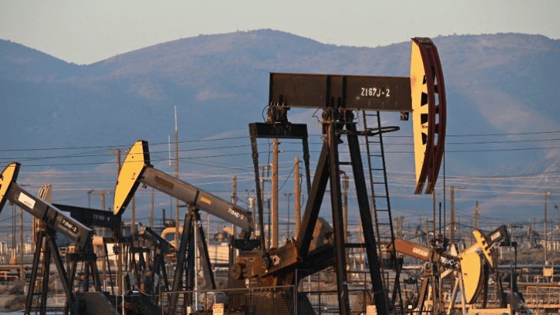 تراجع الإمدادات الأمريكية وانقلاب الغابون ترفع أسعار النفط