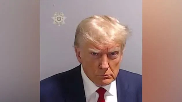 Une photo d’identité judiciaire de Donald Trump a été prise
