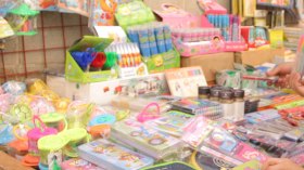 أدوات مدرسية بألوان المثلية وقصص أطفال تشجّع على الشذوذ