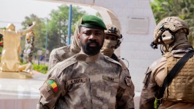 مالي تعلّق منح التأشيرات للمواطنين الفرنسيين