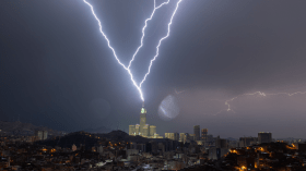 في مشهد نادر.. صاعقة قوية تضرب برج الساعة بمكة المكرمة