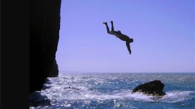 القفز من الصخور.. متعة تُفقد الحياة وتقعد على كرسي متحرك