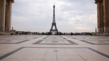 La Tour Eiffel évacuée après une alerte à la bombe!