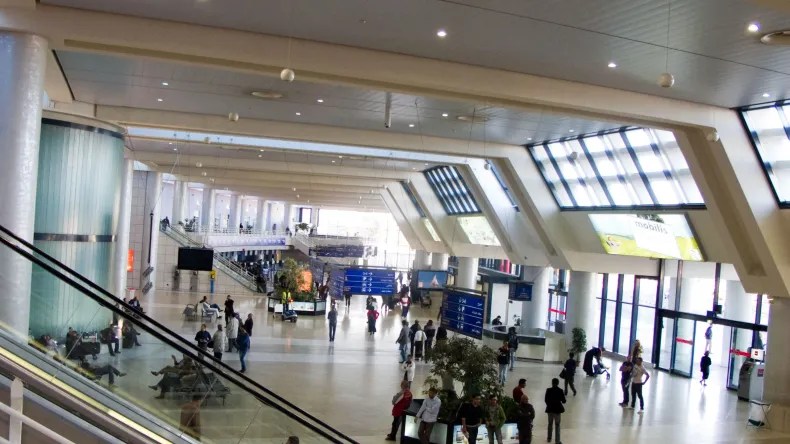 Aéroport d’Alger: tentative de transfert illicite de 112.000 € mise en échec