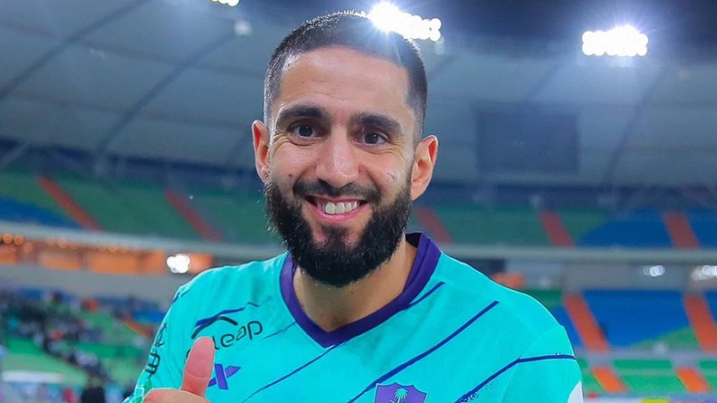 مدرب الأهلي السعودي يدفع رياض بودبوز إلى المغادرة